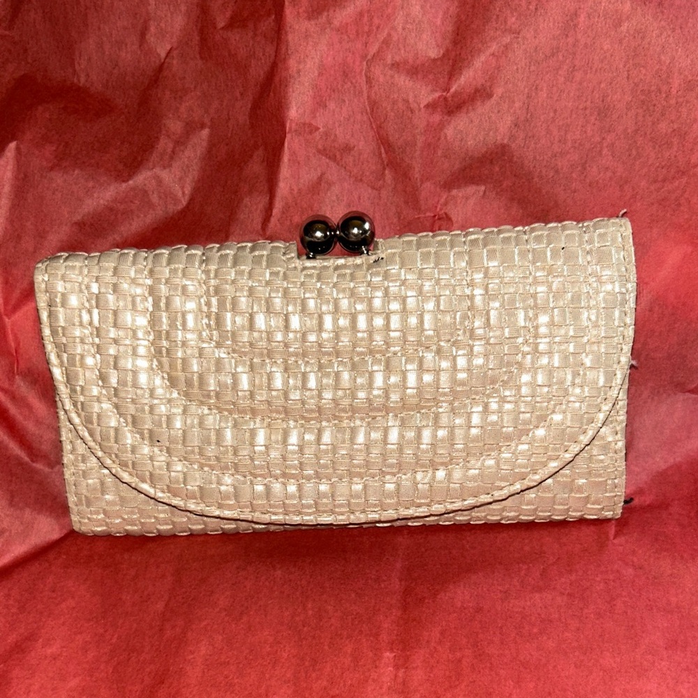 Elegant Cream Woven Wallet Kiss Lock